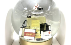 CHANEL シャネル ノベルティ No5 香水瓶 今期物 スノードームをお買取りさせて頂きました。