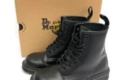 Dr.Martens ドクターマーチン 14353 1460 MONO 8ホール レースアップブーツ ブラックをお買取りさせていただきました。